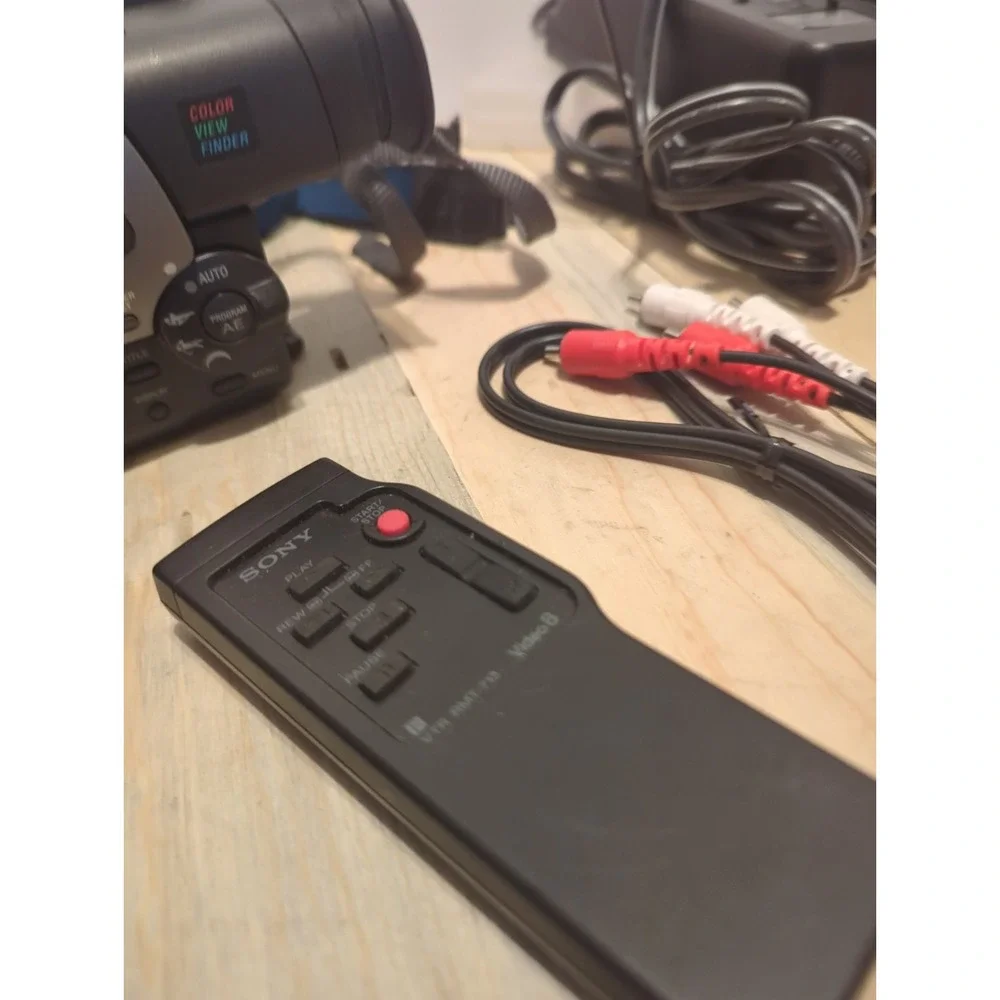 Sony Handycam CCD-TR86 Video 8 8mm Camcorder Bundle Bag Charger New Battery